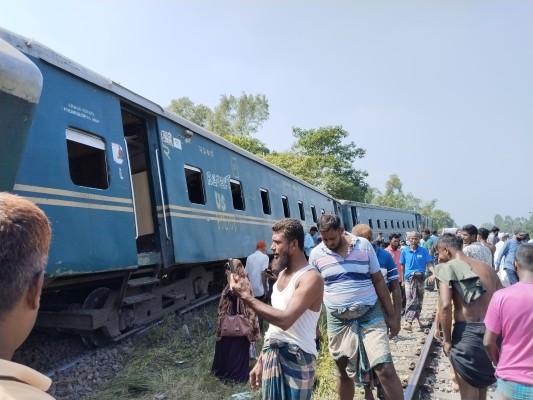 লাকসামে কর্ণফুলী কমিউটার ট্রেনের ৫ বগি লাইনচ্যুত